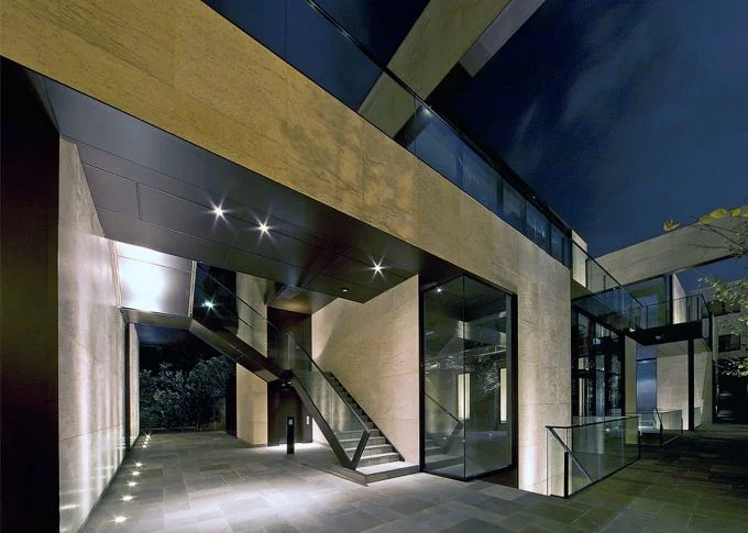 青山通りの賑わいと住居エリアの静けさに挟まれた独特の街並み