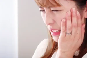 過剰な力で知覚過敏に…マウスピース矯正で噛み合わせを整えるメリット