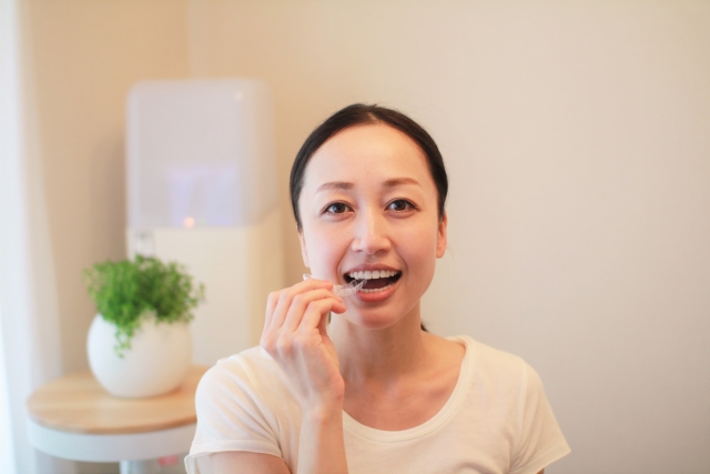 インビザラインを装着しようとしている様子の女性