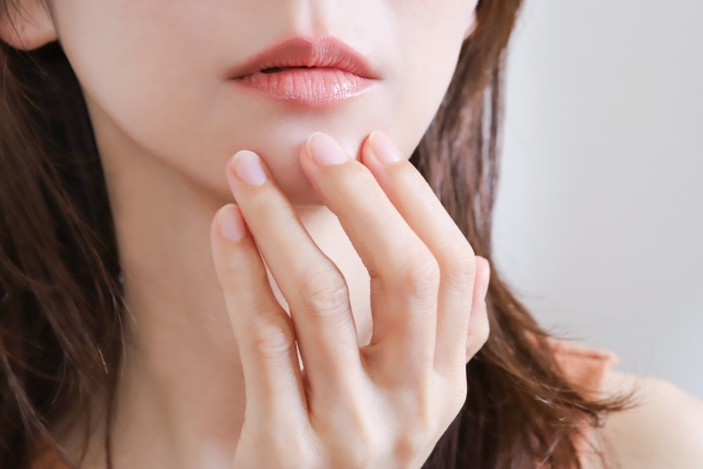 受け口に悩んでいる女性