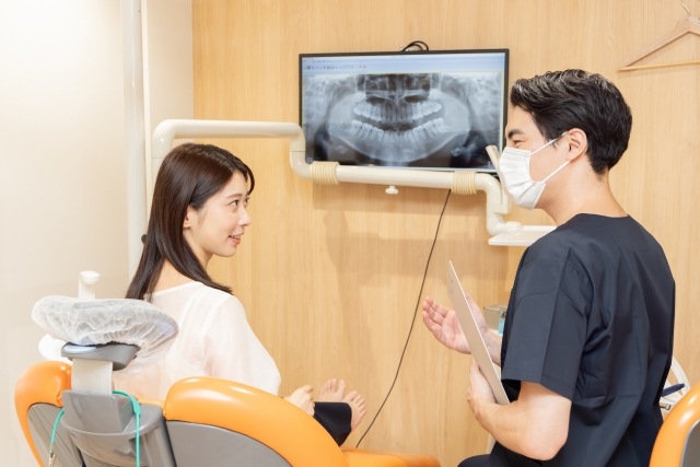 医師と相談している女性の様子の写真