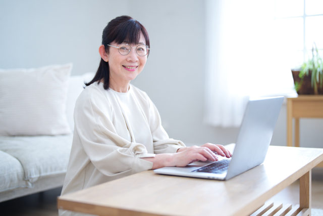 パソコン入力をしている女性